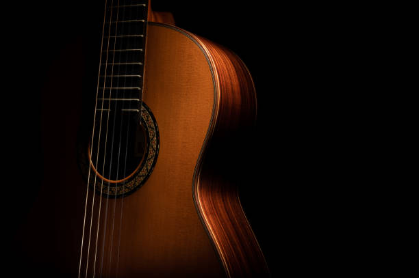 Qual è la differenza tra una chitarra classica e una chitarra acustica?